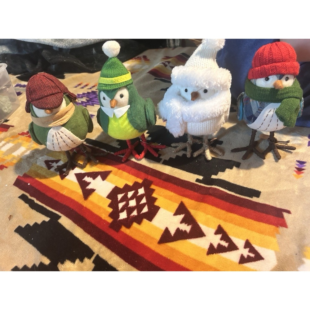 2016 Lot of 4 Winter Christmas Bird Figures Owl Knit Hats Scarves Tabletop Decor